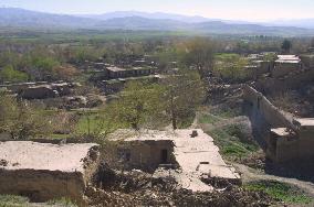 (4)Houses devastated by Afghan earthquake